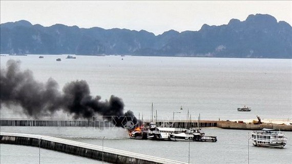 下龍灣兩艘遊輪自燃