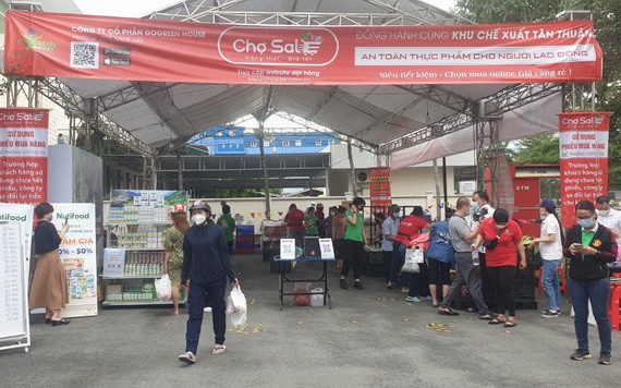 工人們下班後走進“流動平抑食品”區選購食品。(圖源:樂豐)