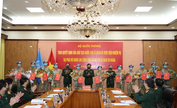 黃春戰上將向執行聯合國維和任務的12名軍官頒發國家主席的《決定》。(圖源:越通社)