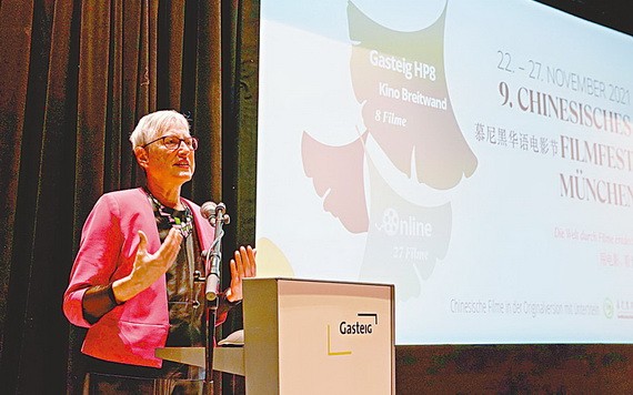 慕尼黑市立圖書館跨文化項目和公共關係負責人在開幕展映活動上致辭。（圖源：互聯網）