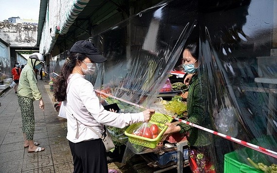 消費者在濱城市場購物。（圖源：T.D）