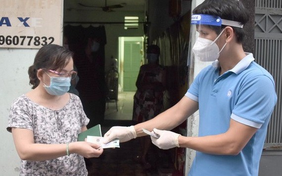 第三郡第十二坊幹部向受疫情影響陷入困境的民眾贈送第三次政策輔助金。