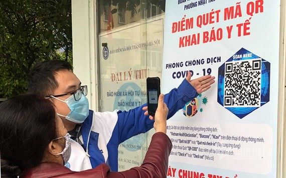 前往林同省的市民不必做篩檢。圖為一名女性通過二維碼掃描作健康申報。（示意圖源：中才）