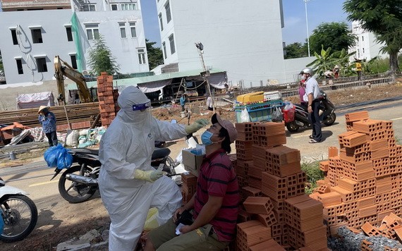 流動醫療組前至守德市一建築工地對工人們進行隨機採樣檢測。（圖源：Ureka）