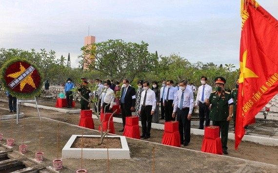 越南志願軍烈士追悼會及骸骨改葬儀式現場。(圖源:明英)