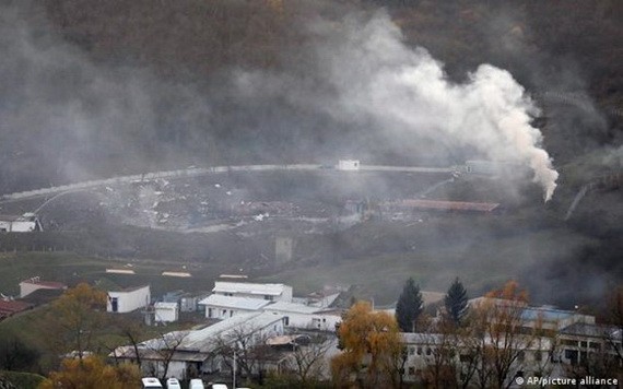 塞首都貝爾格萊德市郊一家火箭彈廠當天發生爆炸，導致至少2人死亡、16人受傷。（圖源：AP）