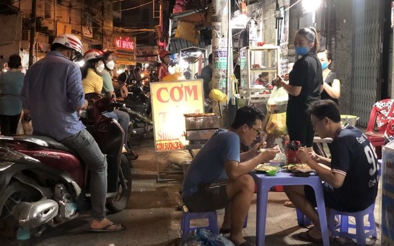 平盛郡巴炤街市周圍的餐飲攤。