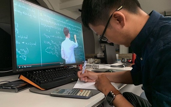學生在線上聽課和做練習。(圖源:垂楊)