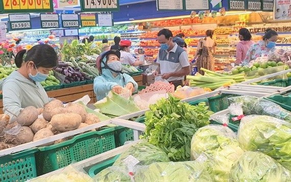 消費者在超市選購物品。（圖源：何英）