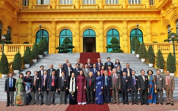 國家副主席武氏映春同越南勵學會第六屆大會代表團在主席府前合影留念。(圖源:越通社)