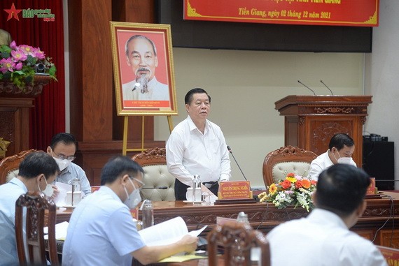 中央宣教部長阮仲義(站)在會上發表指導意見。(圖源:人民軍隊報)