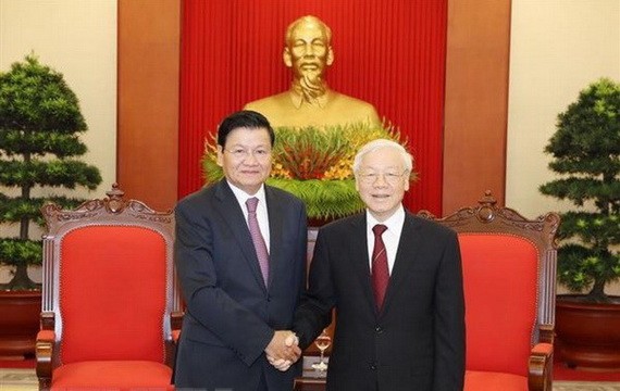 黨中央鐘書記阮富仲與老撾人民革命黨中央執行委員會總書記、老撾人民民主共和國國家主席通倫‧西蘇里。(圖源:越通社)