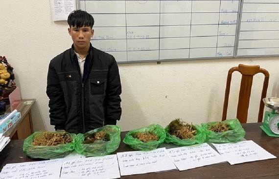 被捕的偷竊賊胡文壹與物證。(圖:警方提供)