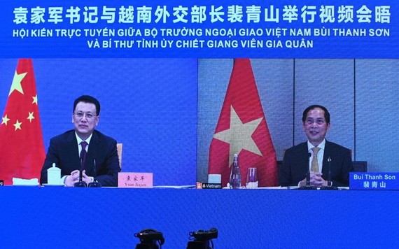 外交部長裴青山(右)12月3日下午在中國浙江省湖州市與中國浙江省委書記袁家軍以視頻方式舉行會見。(圖:新浪)