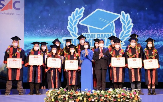 以優異成績考上大學的榜首大學生獲獎狀。(圖:越通社)