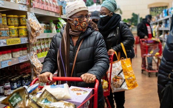 美國消費者在超市選購物品。(圖:Getty Images)