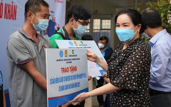 市勞動聯團向貧困工會會員贈送自願保險簿。（圖：范秋銀）