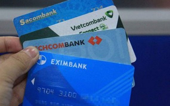 各家銀行現正積極輔助客戶從磁條卡換成保密度更高的芯片卡。