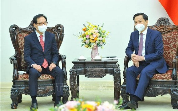 政府副總理黎明概(右)接見越南三星組合總經理崔周湖。(圖:越通社)