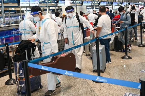 圖為乘客在馬來西亞吉隆坡機場辦理登機手續。（圖源：AFP）