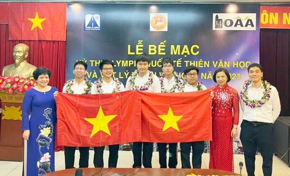 參加第十四次國際天文學與天文物理奧林匹克比賽的越南學生隊同老師們合影。(圖:河內市教育與培訓廳)