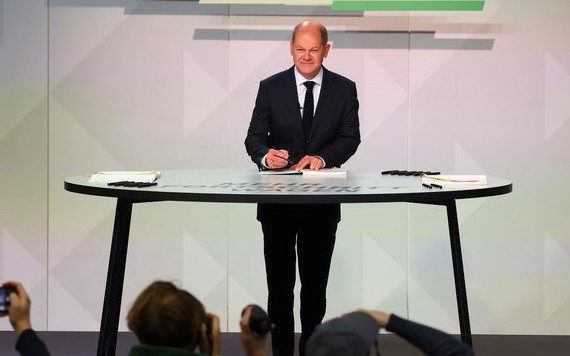 圖為12月7日，朔爾茨在德國柏林簽署組閣協議典禮，他將在8日宣誓就職成為新任總理。（圖：路透社）