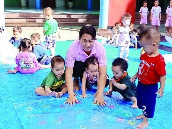 市“五‧一九”幼兒園教員丁氏金進與學生們。