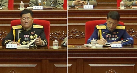 圖中左側為海軍司令金明植,右側為空軍司令金忠日。(圖:韓聯社/朝中社)