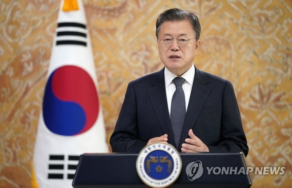 12月7日,2021聯合國維和部長級會議開幕式在首爾君悅酒店舉行。圖為韓國總統文在寅以視頻連線形式致開幕詞。(圖:韓聯社)