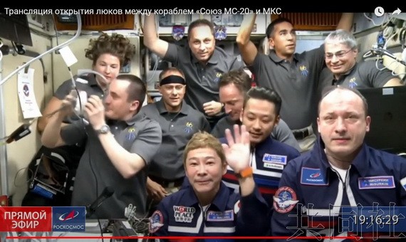 進入國際空間站後向攝像頭揮手的前澤友作(前排中)。(圖:共同社)