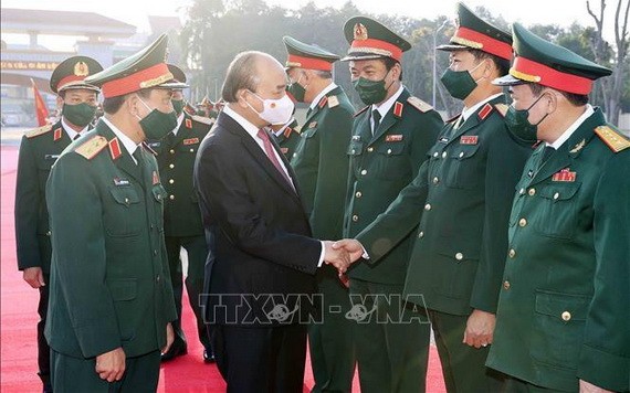 國家主席阮春福與第四軍區司令部幹部們親切握手、互致問候。（圖：越通社）