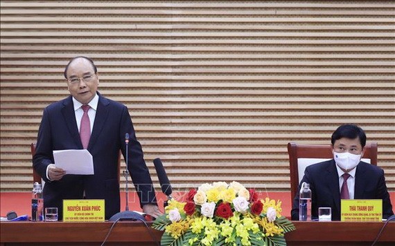 國家主席阮春福(左)在會議上發表講話。(圖:越通社)