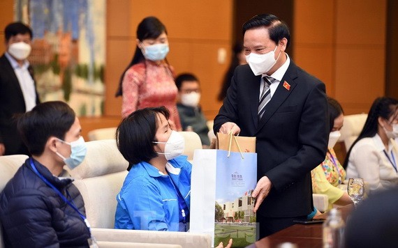 國會副主席阮克定向模範殘障人士贈送禮物。(圖:春松)