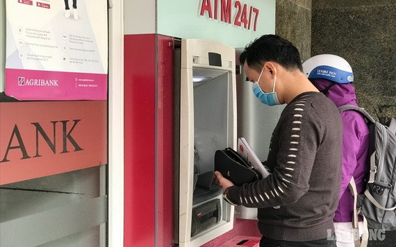 民眾在櫃員機提款。(圖:勞動報)