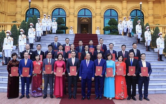 國家主席阮春福向外交官授予大使銜