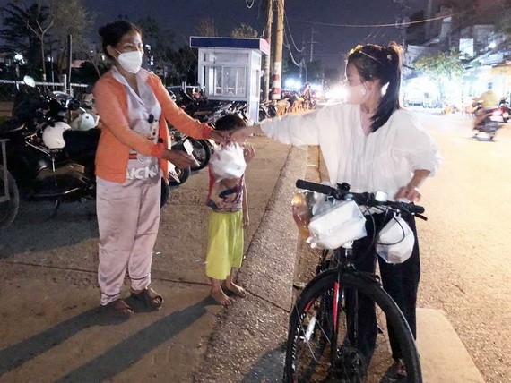 幼兒園教師黃氏竹莉騎著自行車去行善。