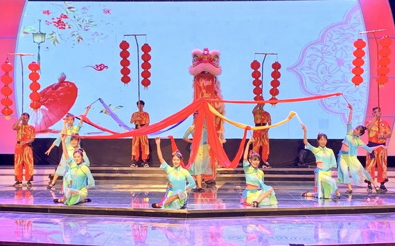 《騰歡彩舞》演出精彩的一幕。