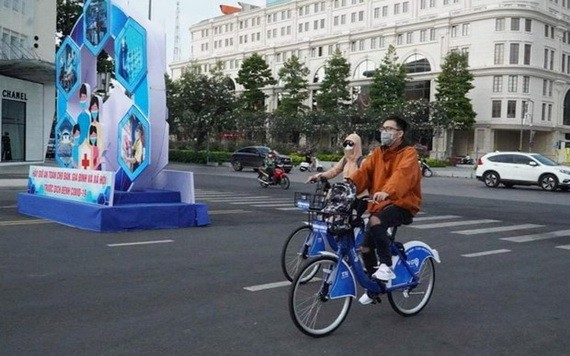 民眾騎公共自行車遊覽市中心區。(圖:市黨部新聞網)