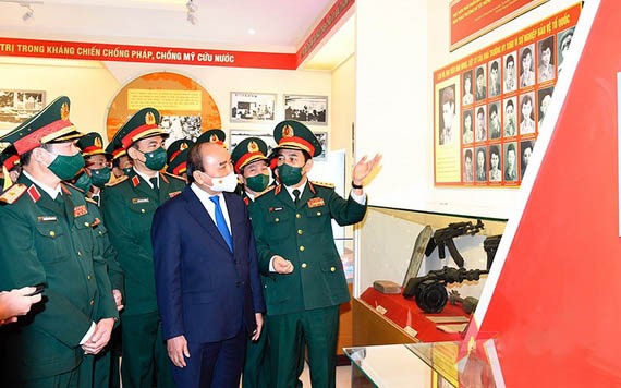 國家主席阮春福參觀政治軍官學校傳統室。(圖:人民軍隊報)
