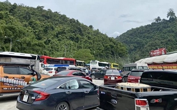大勒週末遊客爆滿 「蕉」嶺交通堵塞