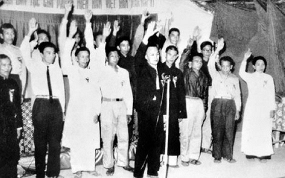 1960年12月20日,越南南方民族解放陣線中央委員會成員在陣線成立儀式上宣誓。