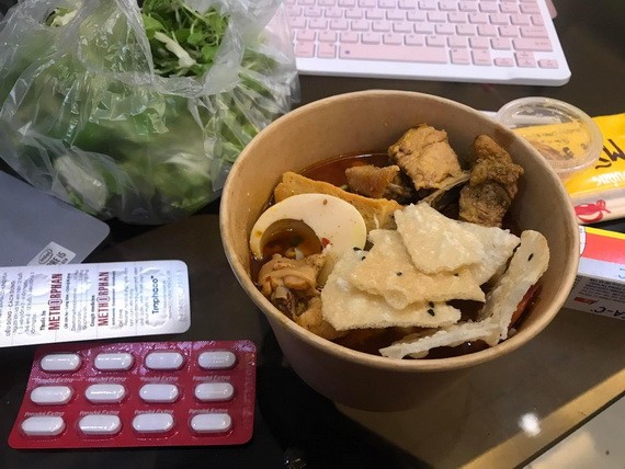 潘李紅福居家治療時,得到大家送藥及食品以提振精神。