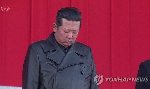 12月17日，在錦繡山太陽宮，國務委員會委員長金正恩出席已故最高領導人金正日去世十週年中央追悼大會。（圖：韓聯社/朝鮮中央電視台畫面截圖）