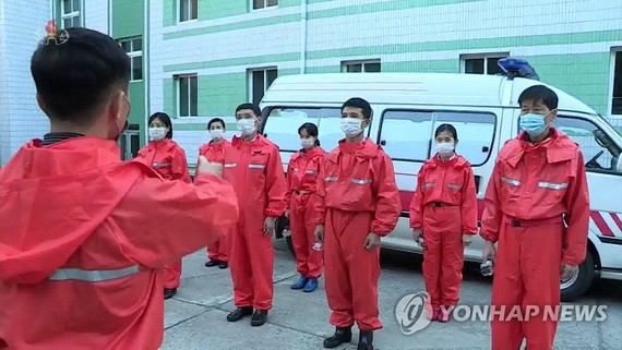 2021年12月1日，朝鮮防疫人員聽取工作部署。（圖：韓聯社）