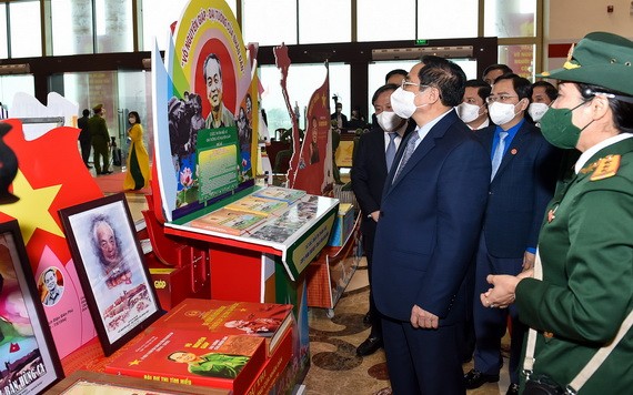 政府總理范明政參觀武元甲大將書籍展。(圖:VGP)