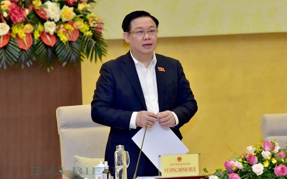 國會主席王廷惠主持會議並發表講話。(圖:林顯)