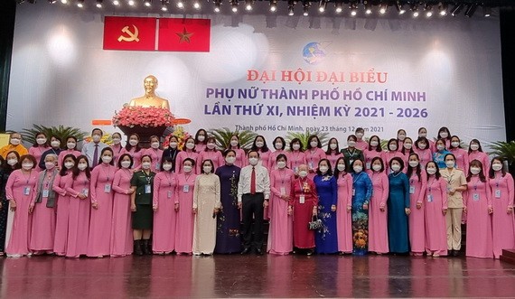 市委書記阮文年與各婦女代表在會議上合影。