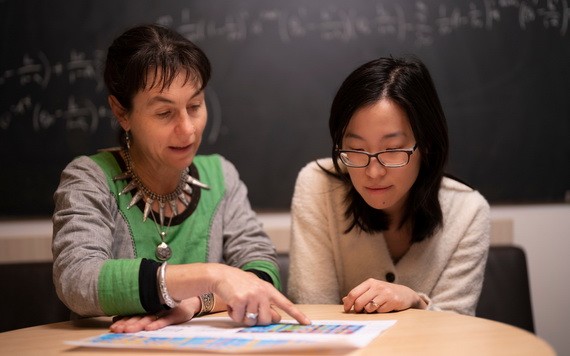 林德爾‧布羅姆教授（左）和她的同事正在研究如何在全球範圍內保護瀕危語言。（圖：ANU）