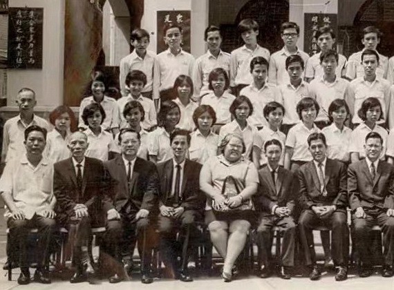 朱愛群老師(前排左五)於1971年與越秀中學董事會、校委會和畢業生合影。(照片由顏家強 提供)