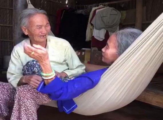 兩位80多高齡的姐妹疫後喜相逢,不禁哭起來。